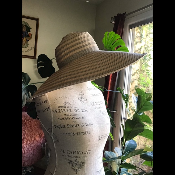 CHICO’s Glamorous Straw-Like Floppy Striped Vacation Sun Hat - Picture 3 of 10